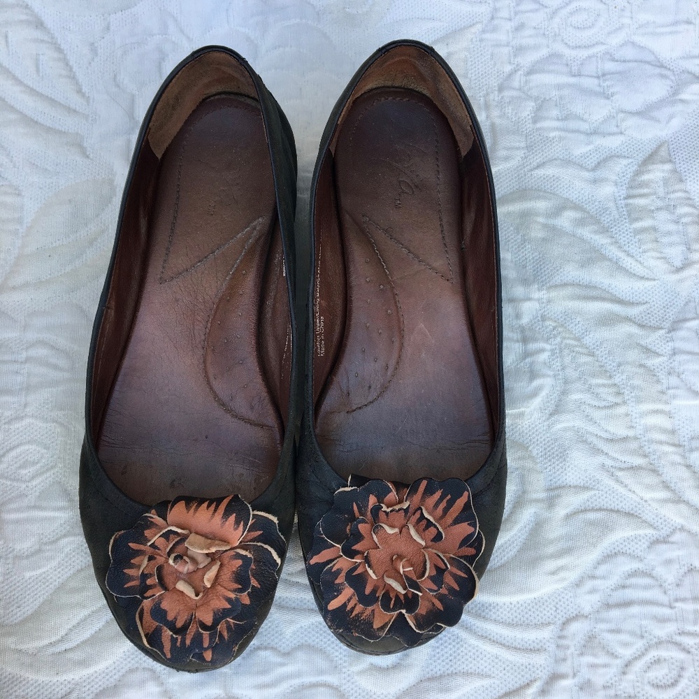 Naya "Rustica" in Black Leather w Flower 9.5N